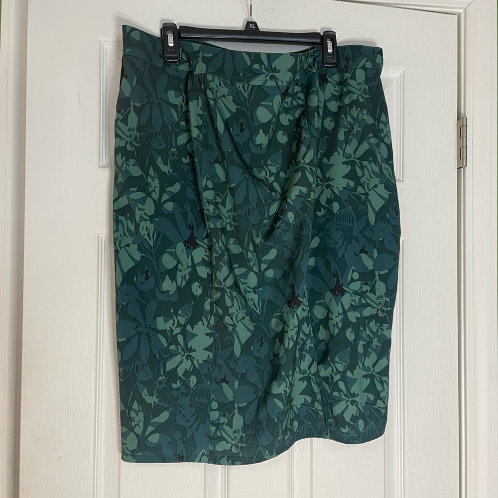 RipSkirt Hawaii wrap skirt in a green tropical Monstera leaf print - XXL - Picture 2 of 3